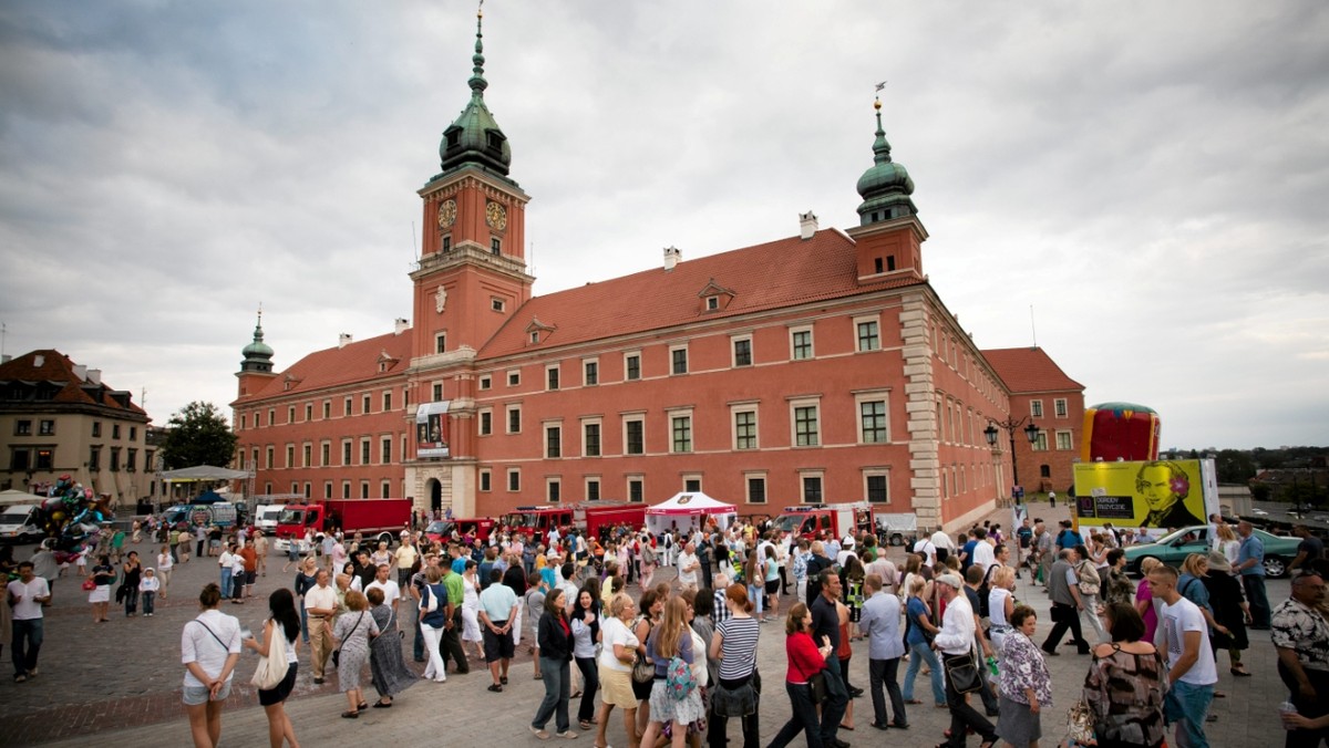 40 lat temu zapadła decyzja o odbudowie Zamku Królewskiego. Polacy w kraju i za granicą nie szczędzili pieniędzy ani darowizn, by podnieść go z ruin.