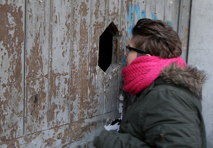 Adolf Hitler klęczy w bramie warszawskiej kamienicy