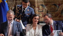 Trudno byłoby lepiej nosić letni biały total look. Królowa Letycja zadała szyku na spotkaniu z Madrycie [FOTO]