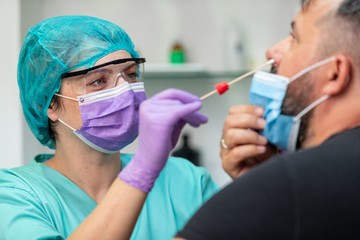 Koronavírus: 6360 új fertőzöttel rekordközeli a napi esetek száma