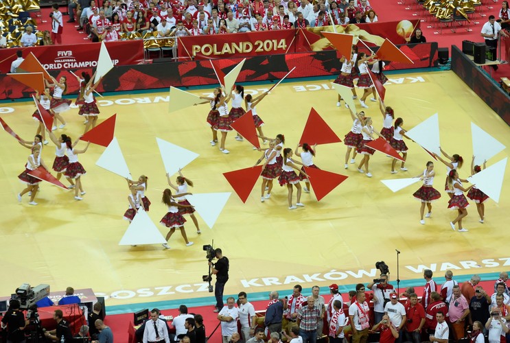 Prezydent Komorowski przemówił. Piękne Polki na trybunach. Efektowne otwarcie MŚ