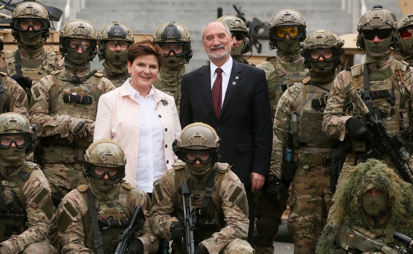 Premier Beata Szydło i minister obrony Antoni Macierewicz pozują do zdjęć z funkcjonariuszami jednostki Wojsk Specjalnych RP "Grom" po ich pokazie dynamicznym przed stadionem PGE Narodowy w Warszawie