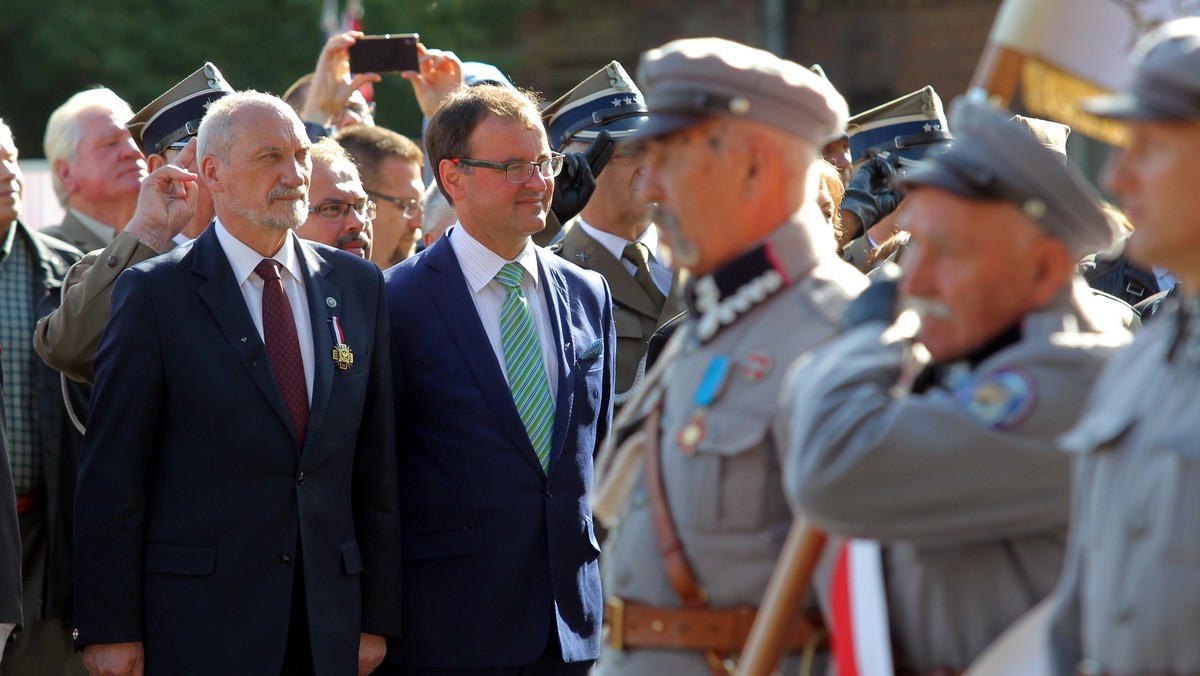 - Chcemy, żeby polska młodzież była wykształcona, ale też dzielna zdolnością obrony własnej ojczyzny - mówił dzisiaj w Ostrołęce do uczniów klas wojskowych minister obrony Antoni Macierewicz, podczas święta 5. Pułku Ułanów Zasławskich.