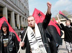 Anarchiści palą kukłę Bochniarz