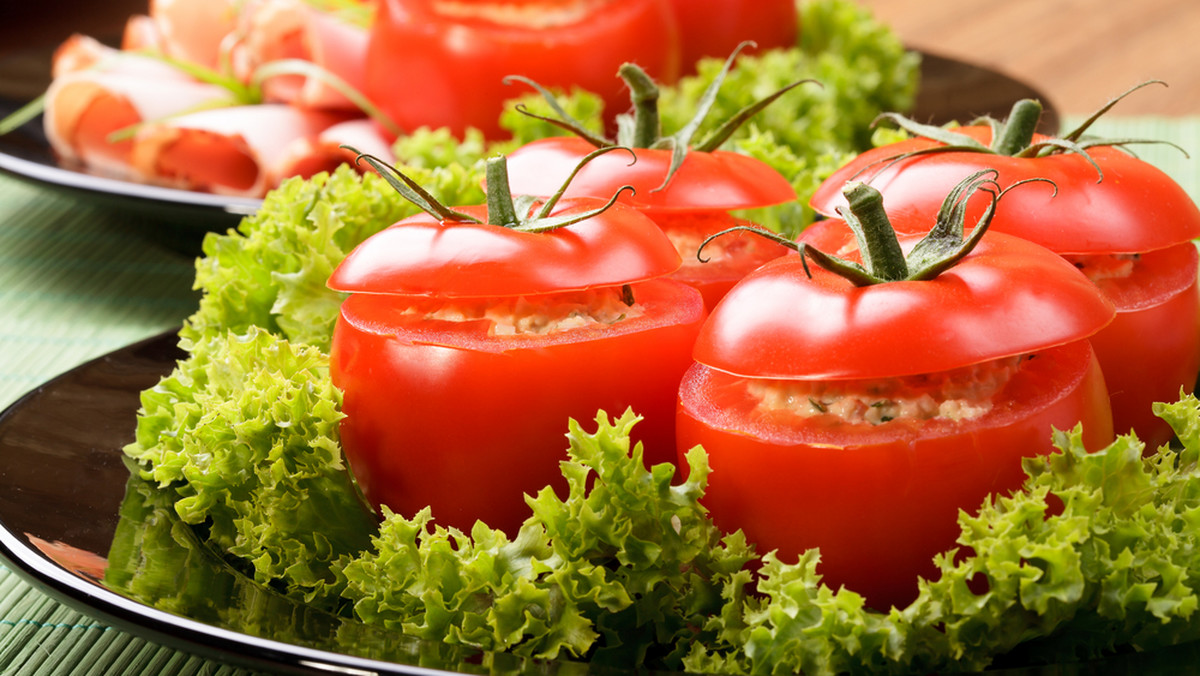 Nadchodzi sezon na pomidory. Te ze straganów są już coraz smaczniejsze. To prawdziwa zachęta do przygotowania letnich potraw.