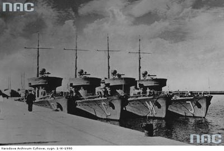 Trałowce ORP 'Rybitwa', 'Czajka', 'Mewa' i 'Jaskółka' w porcie w Gdyni - 1935 - 1939 r.