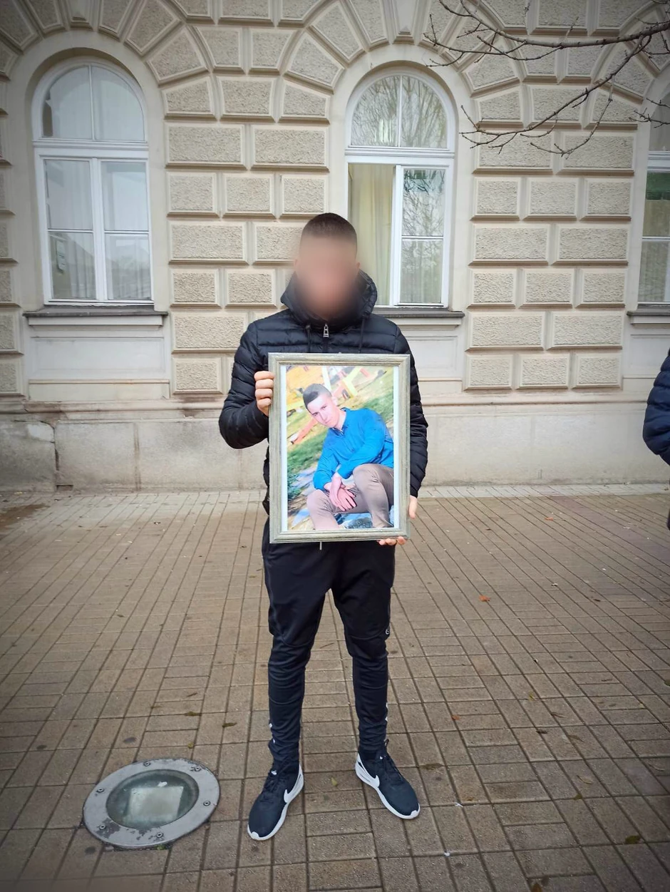 A.F. mlađi brat ubijenog Stefana u rukama drži njegovu sliku