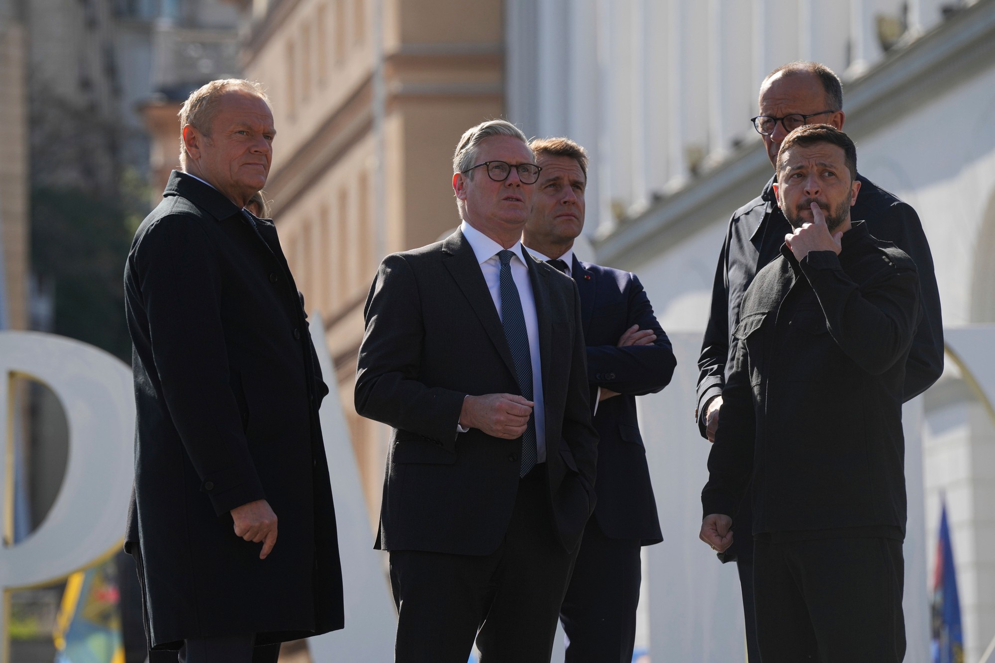 Nemecký kancelár Friedrich Merz, francúzsky prezident Emmanuel Macron, britský premiér Keir Starmer a predseda poľskej vlády Donald Tusk si uctili pamiatku obetí ruskej vojenskej invázie. 