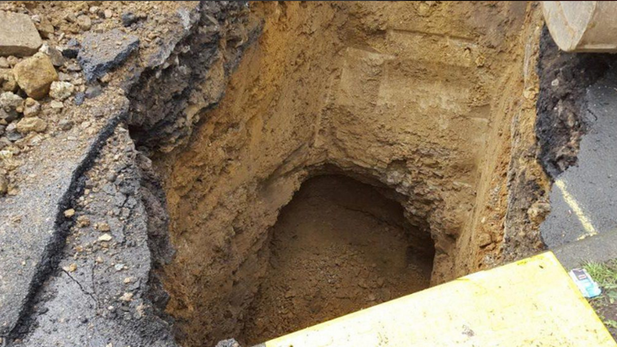 W północnej Anglii, w Sheffield, podczas prac drogowych w jezdni powstała ogromna, głęboka na 6 metrów dziura. Kierownik budowy nakazał pracownikom wypełnić ją w pełni betonem, jednak kiedy dokładniej zbadano zapadlisko, okazało się, że w środku znajdują się tunele prowadzące do starej kopalni węgla.