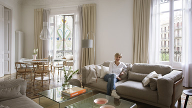 Niezwykłe mieszkanie w Barcelonie - wzrok przykuwają misterny witraż i mozaika podłogowa