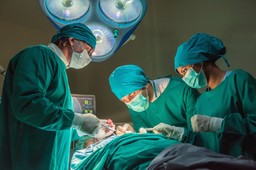 Operacje plastyczne na NFZ? To możliwe. Zobacz, kto może skorzystać z darmowych zabiegów [KRYTERIA]