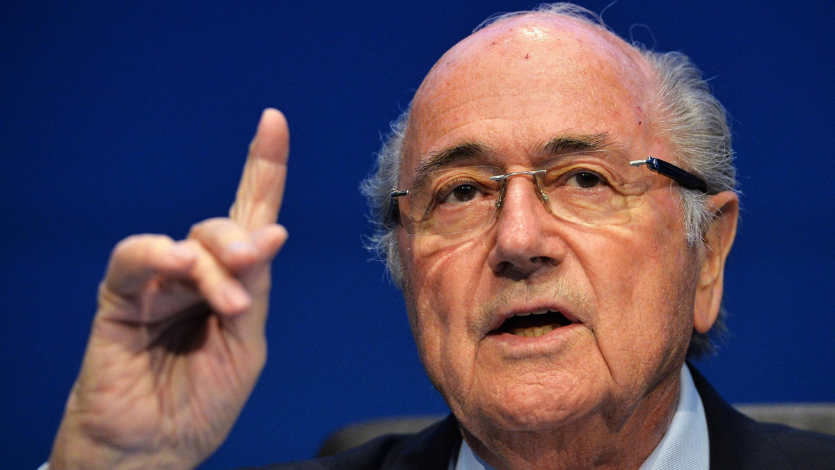Sepp Blatter podsycił plotki dotyczące odłożenia na półkę nagłego pomysłu odejścia z Międzynarodowej Federacji Piłkarskiej, mówiąc szwajcarskiemu dziennikowi "Blick", że "nie zrezygnował", tylko "zaoferował swój mandat" podczas nadzwyczajnego zjazdu wyborczego.