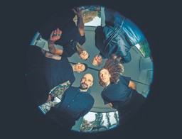 Odreagowanie świata. 25 lat muzycznej podróży Fisza [WYWIAD]