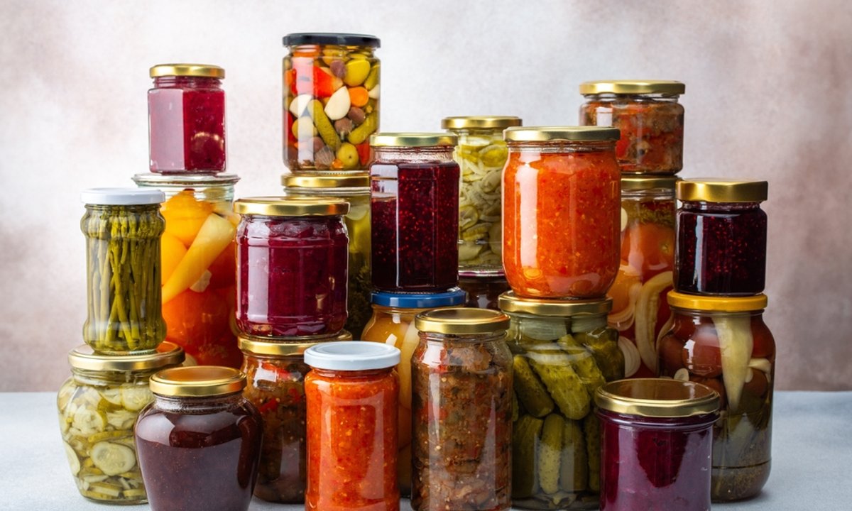 Gdzie wyrzucić słoik ze starymi przetworami? Zasada jest prosta, ale i tak popełniamy błąd