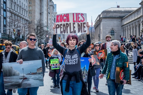 Protest przeciwko rodzinie Kochów w Nowym Jorku.