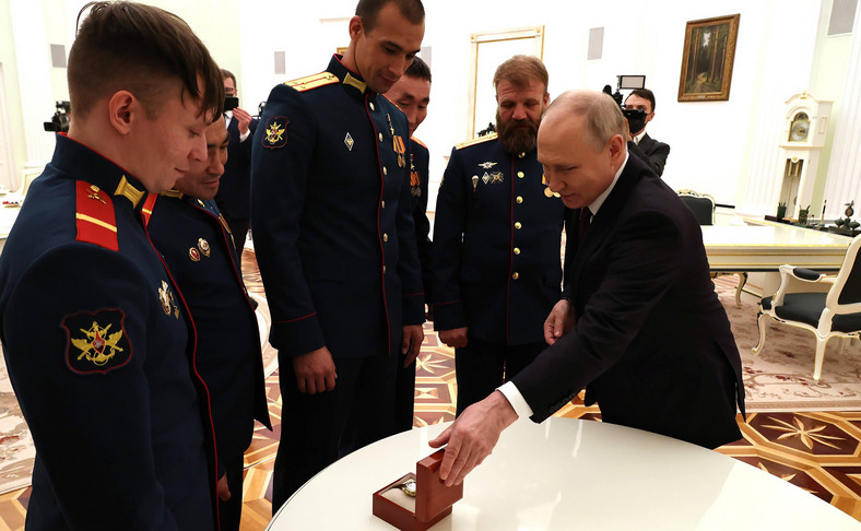 Prezydent Rosji Władimir Putin na spotkaniu z załogą czołgu, który zniszczył ukraiński konwój pancerny w regionie Zaporoża, 24 sierpnia 2023 r.