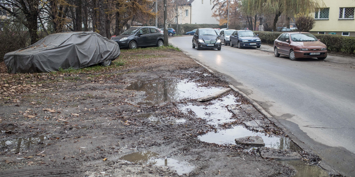 Przez brak parkingów