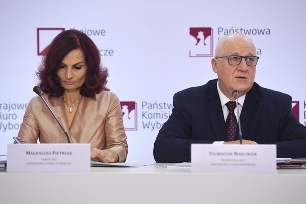 Warszawa, 15.10.2023. Wybory parlamentarne 2023. Szefowa KBW Magdalena Pietrzak (L) oraz przewodniczący PKW Sylwester Marciniak (P) na konferencji prasowej Państwowej Komisji Wyborczej w Warszawie, 15 bm. dotyczącej frekwencji oraz bieżących spraw związanymi z wyborami. Trwa głosowanie w wyborach parlamentarnych i towarzyszącym im referendum. Do jego zakończenia obowiązuje cisza wyborcza i referendalna. (aldg) PAP/Piotr Nowak