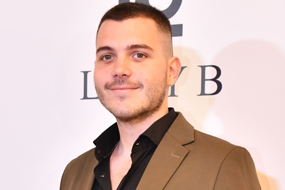 VIKTOR ŽIVOJINOVIĆ OVAKO PROVODI PRAZNIKE Objavio prizor iz luksuznog doma u opuštenom izdanju: Evo ko mu pravi društvo