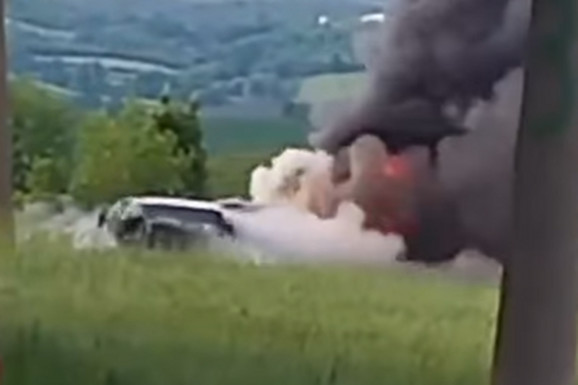 DRAMA KOD ARANĐELOVCA Zapalio se autobus kod Orašca, crni dim kulja na sve strane (VIDEO)