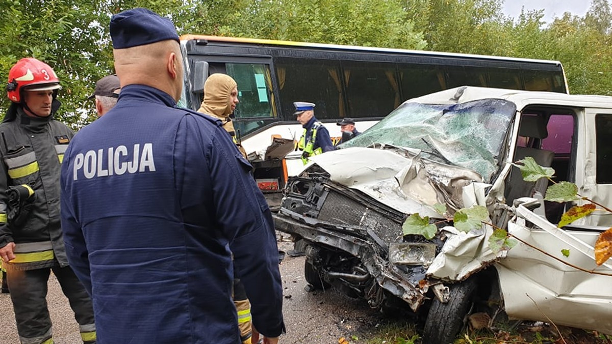 Leśniki: wypadek z udziałem autobusu wiozącego dzieci do szkoły