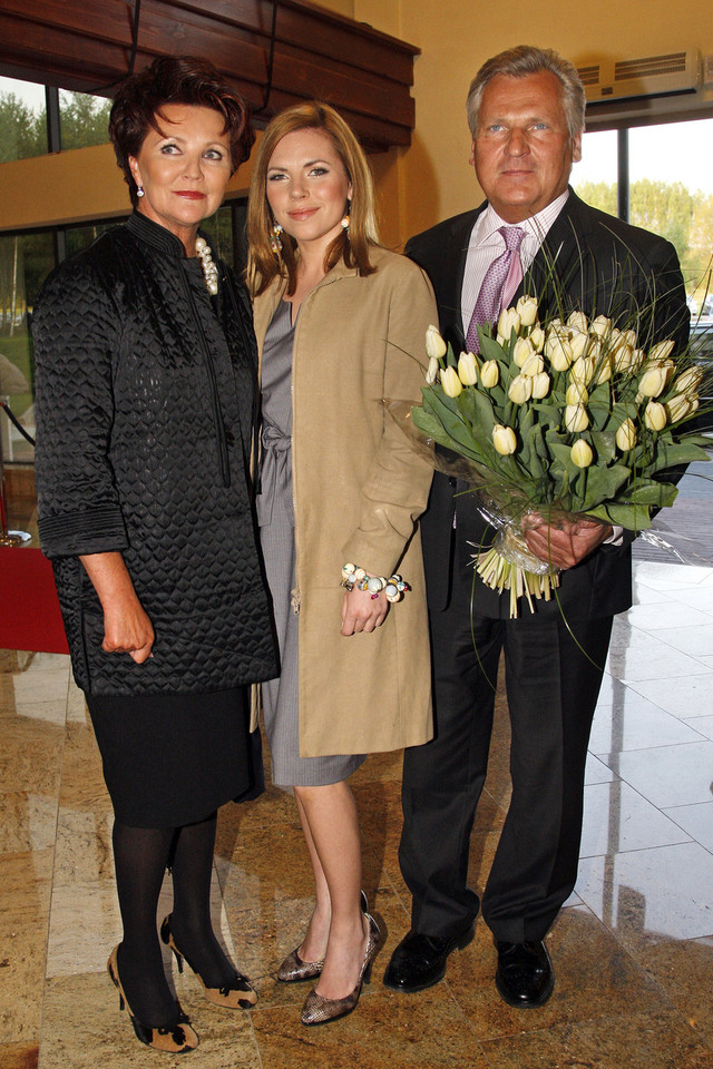 Aleksandra Kwaśniewska z rodzicami w 2010 roku / fot. AKPA