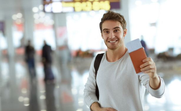 Planujesz dłuższy wyjazd za granicę? Resort cyfryzacji: zgłoś to przez Internet