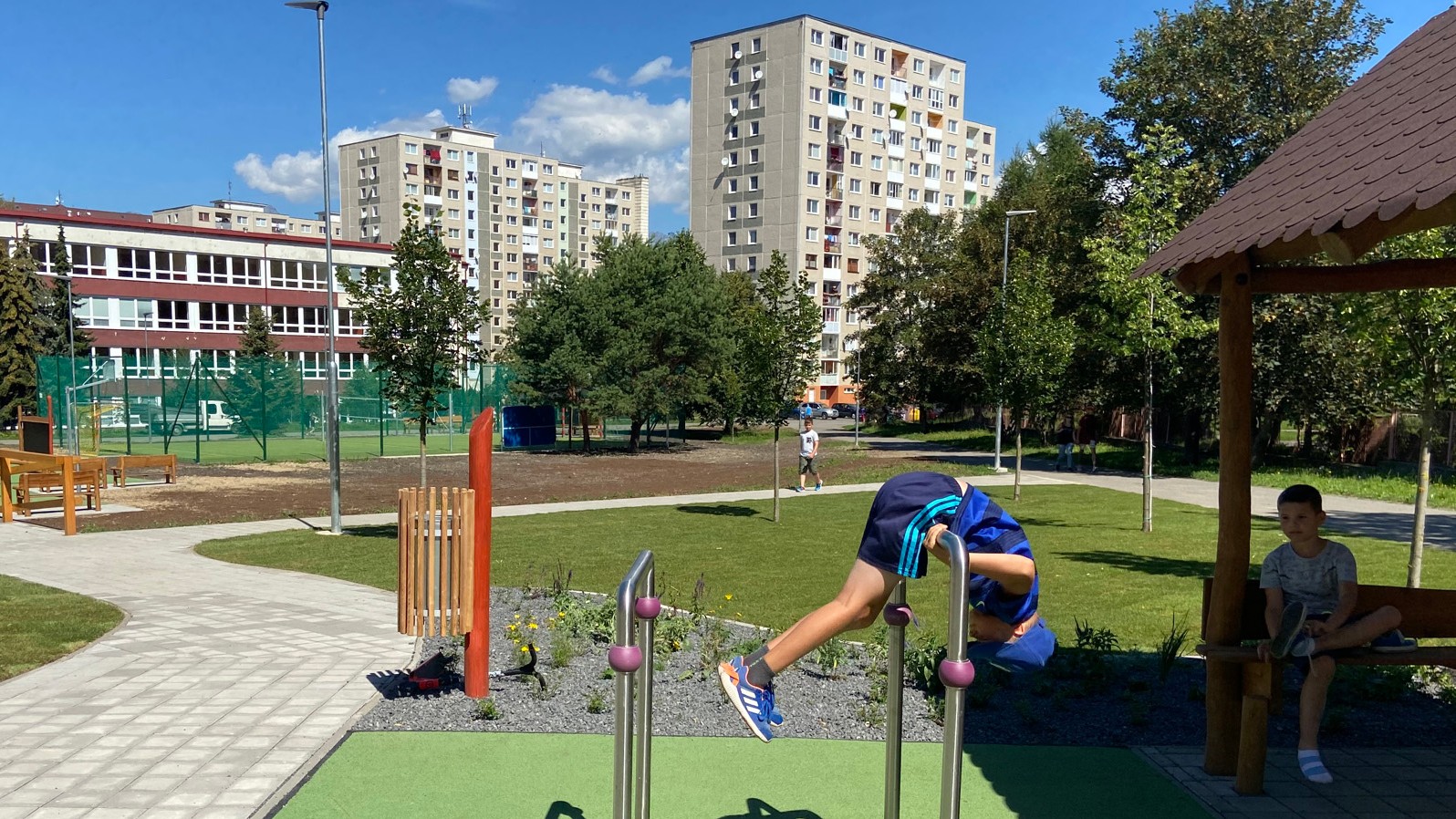 Cez prázniny deti vyhľadávajú zábavu, často najskôr spolu, na ihriskách, potom zvyknú vymýšľať iné možnosti. Ilusračné foto: Poprad Juh multifunkčné ihrisko, 30. júla 2020, foto: Kristína Mayerová 
