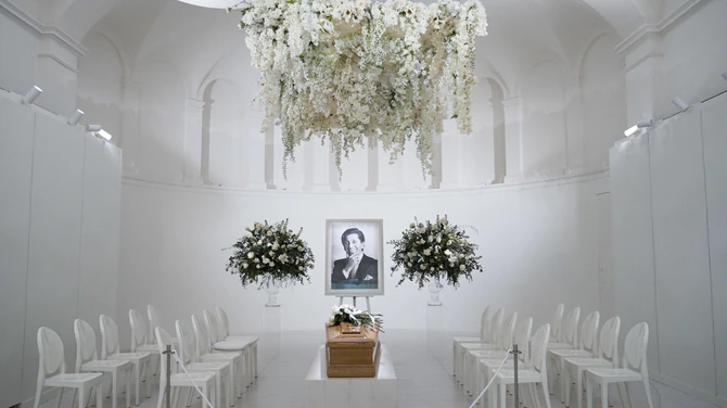 Kovčeg je izložen u beloj kapeli