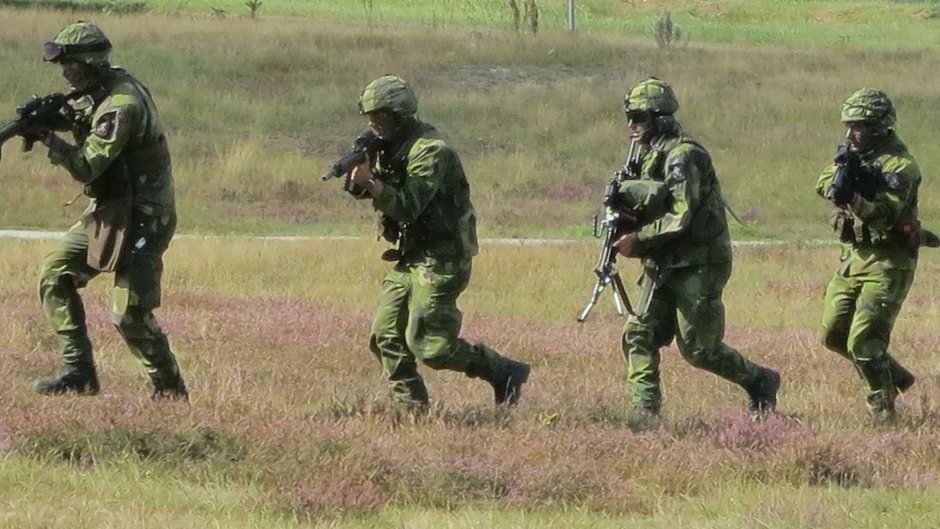 Szwedzcy żołnierze podczas ćwiczeń na poligonie