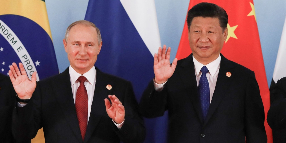 Prezydentowie Putin i Jinping (na zdj.) rozgrywają swoje własne gry na arenie międzynarodowej. Ten pierwszy przez rozpętanie wojny uzależnił się od drugiego.