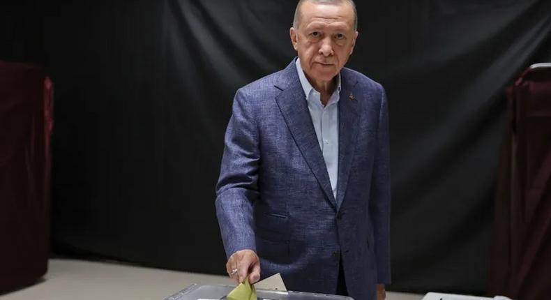 Erdogan dans un bureau de vote