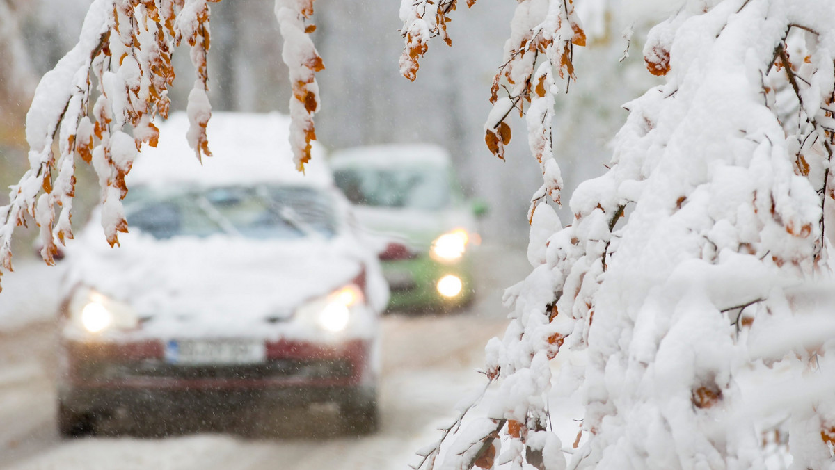 Obfite opady śniegu spowodowały poważne zakłócenia w komunikacji drogowej w północnych, zachodnich i środkowych Czechach. Śnieg pada również na słowacko-polskim pograniczu.