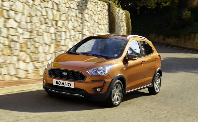 Ford Ka+ Active - logo marki na osłonie chłodnicy (jak w starszych fordach)