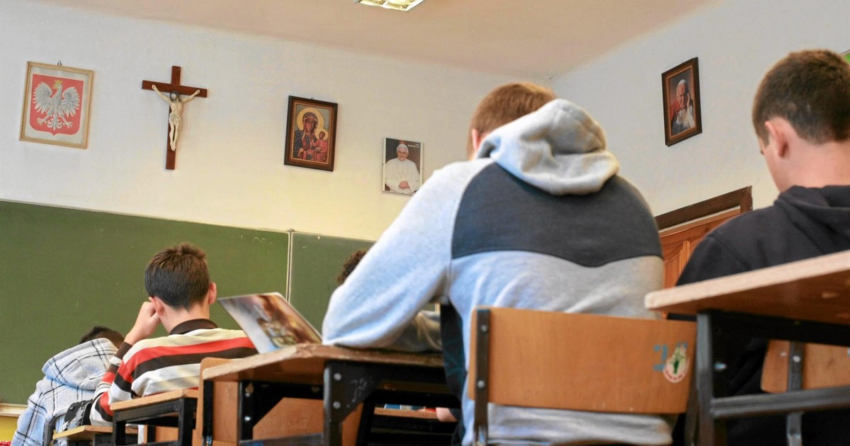 Dyrektorka szkoły zgłosiła niestosowne zachowanie księdza, mieszkańcy wpadli w szał. "Ktoś przywiózł taczki"