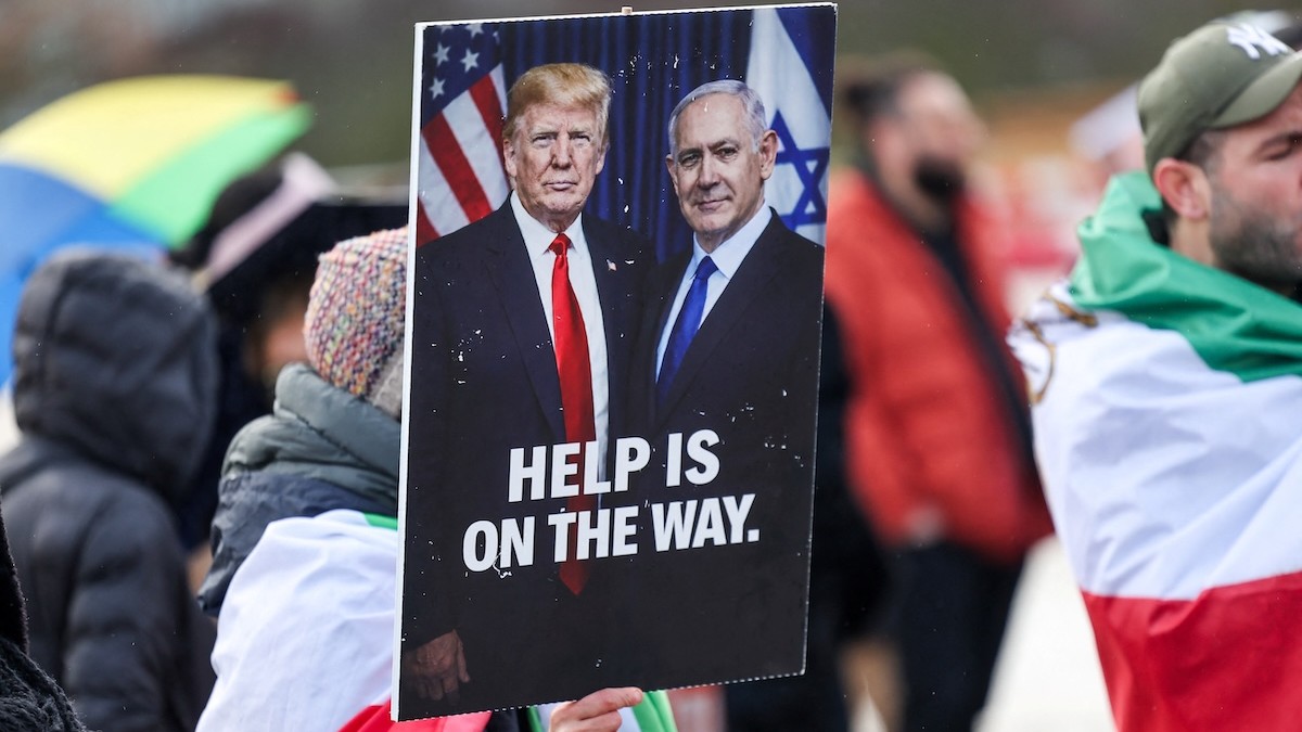 Transparent s fotografiou amerického prezidenta Donalda Trumpa spolu s izraelským premiérom Benjaminom Netanjahuom.