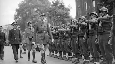 Generał Charles de Gaulle przeprowadza inspekcję francuskich oddziałów, Londyn, ok. 1940 r.