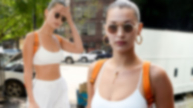 Bella Hadid w staniku na ulicach Nowego Jorku. Pasuje jej taka stylizacja?