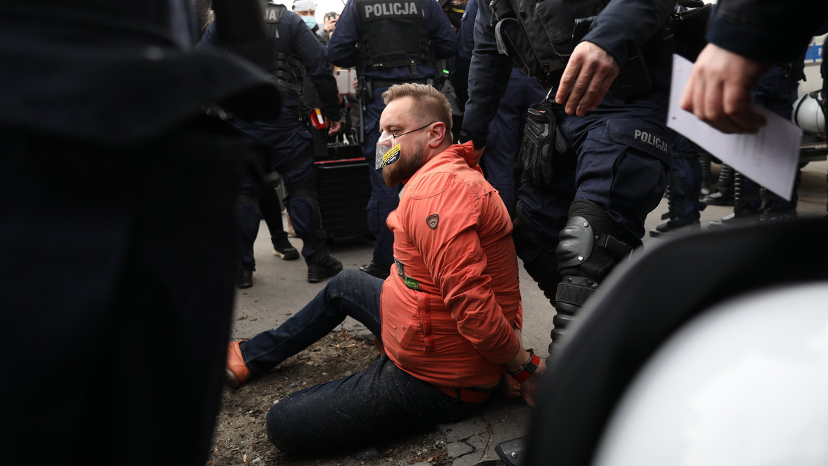 Kilkadziesiąt osób protestowało w Ogrodzie Saskim nieopodal pl. Piłsudskiego w Warszawie, gdzie odbywały się uroczystości upamiętniające pamięć ofiar katastrofy smoleńskiej. - Co najmniej sześć osób zostało zatrzymanych - poinformował rzecznik Komendy Stołecznej Policji nadkom. Sylwester Marczak. Wśród nich jest Paweł Tanajno.