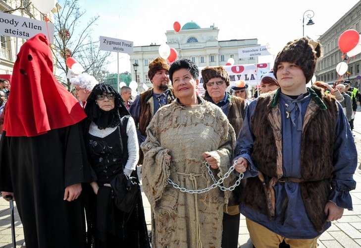 Marsz Ateistów odbywa się w rocznicę śmierci patrona polskich ateistów Kazimierza Łyszczyńskiego, straconego 30 marca 1689 r. (za panowania Jana III Sobieskiego). Łyszczyński, szlachcic, filozof, żołnierz, przez siedem i pół roku jezuita, w 1685 r. został ekskomunikowany, ponieważ chciał wydać córkę za mąż za krewnego.