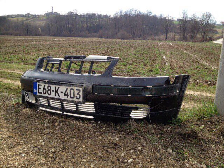 Ostaci porodičnog automobila koji je udario voz 