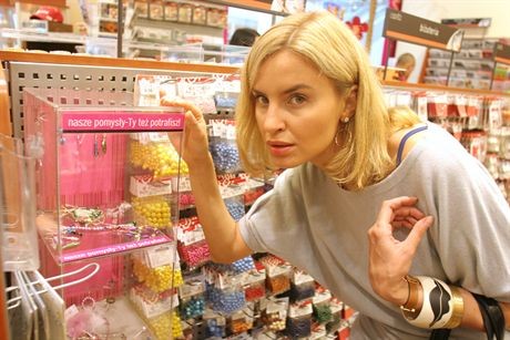 warszawa 28 08 2006Joanna Horodynska projektuje bizuterie w EMPiK , bizuteriafot Rafal Meszka