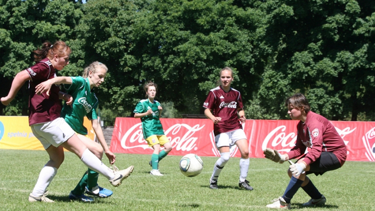 W dniach 25 i 26 maja na stadionie Międzyszkolnego Ośrodka Sportu Kraków-Nowa Huta rozegrany został finał województwa małopolskiego turnieju Coca-Cola Cup 2011. Tytuły Mistrzyń i Mistrzów Województwa wywalczyli: w kategorii dziewcząt reprezentantki Gimnazjum w Alwerni, a wśród chłopców zespół Gimnazjum Niepublicznego w Krakowie.