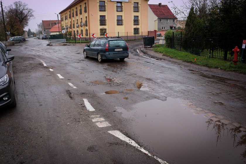 Namalowali pasy na błocie