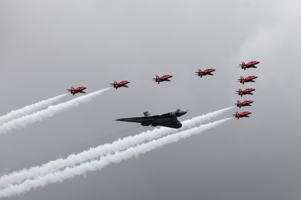 Odrzutowe bombowce Avro Vulcan podczas targów lotniczych Farnborough 2012