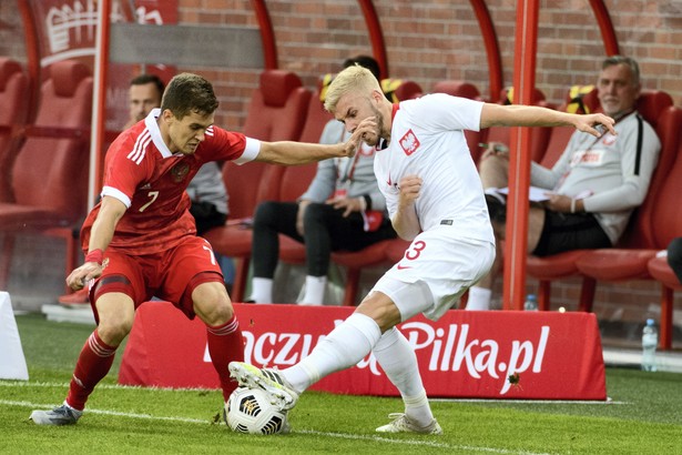 łkarz reprezentacji Polski Tomasz Makowski (P) i Aleksander Łomowicki (L) z Rosji podczas meczu eliminacyjnego mistrzostw Europy do lat 21, na stadionie Widzewa, 8 bm.