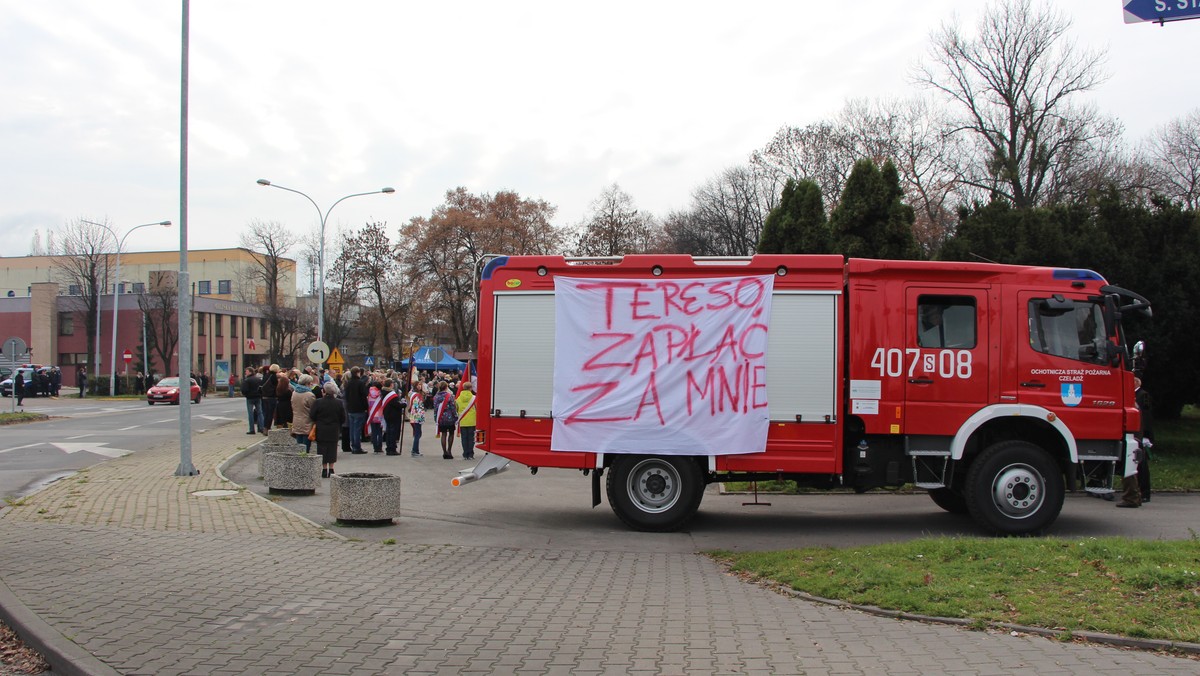 Podczas obchodów Święta Niepodległości w Czeladzi nie zabrakło emocji. Na uroczystości pojawili się strażacy, którzy rozwinęli na wozie transparent z napisem: "Tereso zapłać za mnie". Adresatem prośby jest burmistrz miasta Teresa Kosmala.