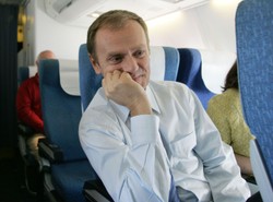 Sondaż: Rząd powinien latać LOT-em