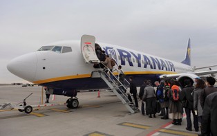 Ryanair zmienił zdanie i zwróci pieniądze za hotel i wyżywienie pasażerów odwołanych lotów