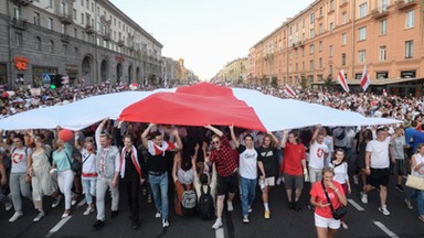 Historyczny marsz w Mińsku. Białorusini chcą odejścia Łukaszenki [GALERIA]